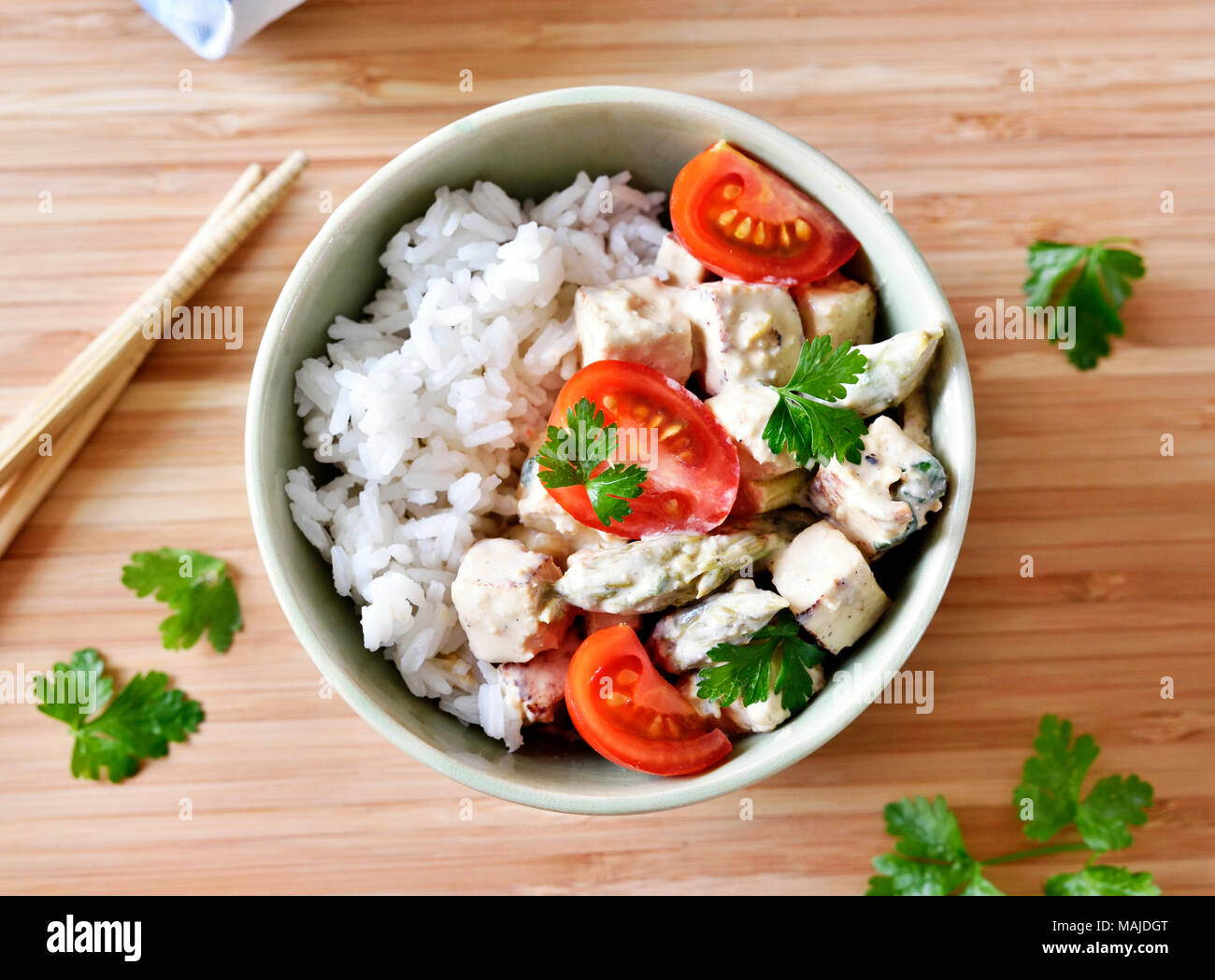 Leckere tofu Teller mit frischen Tomaten und Petersilie in eine Schüssel geben. Reisgericht, veganes Essen oder vegetarische Mahlzeit. Stockfoto