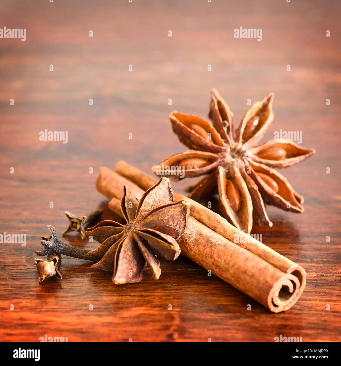Weihnachten Gewürze auf einem Holz- Hintergrund. Selektiver Fokus der Sternanis, Zimt und Nelken mit kopieren. Stockfoto