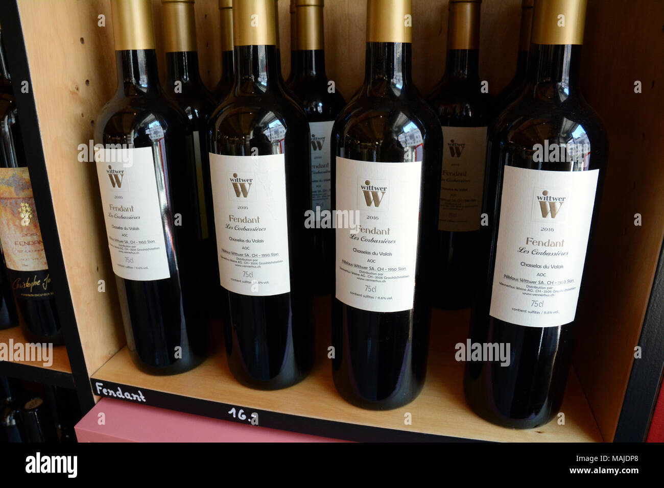 Flaschen Fendant Wein - ein Schweizer weiß (auch als Chasselas), deren Trauben in der Region Wallis wachsen - in einem Store in Sion, Schweiz. Stockfoto
