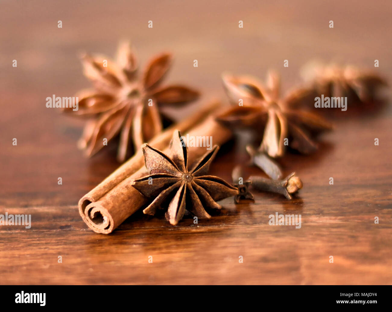 Weihnachten Gewürze auf einem Holz- Hintergrund. Selektiver Fokus der Sternanis, Zimt und Nelken mit kopieren. Stockfoto