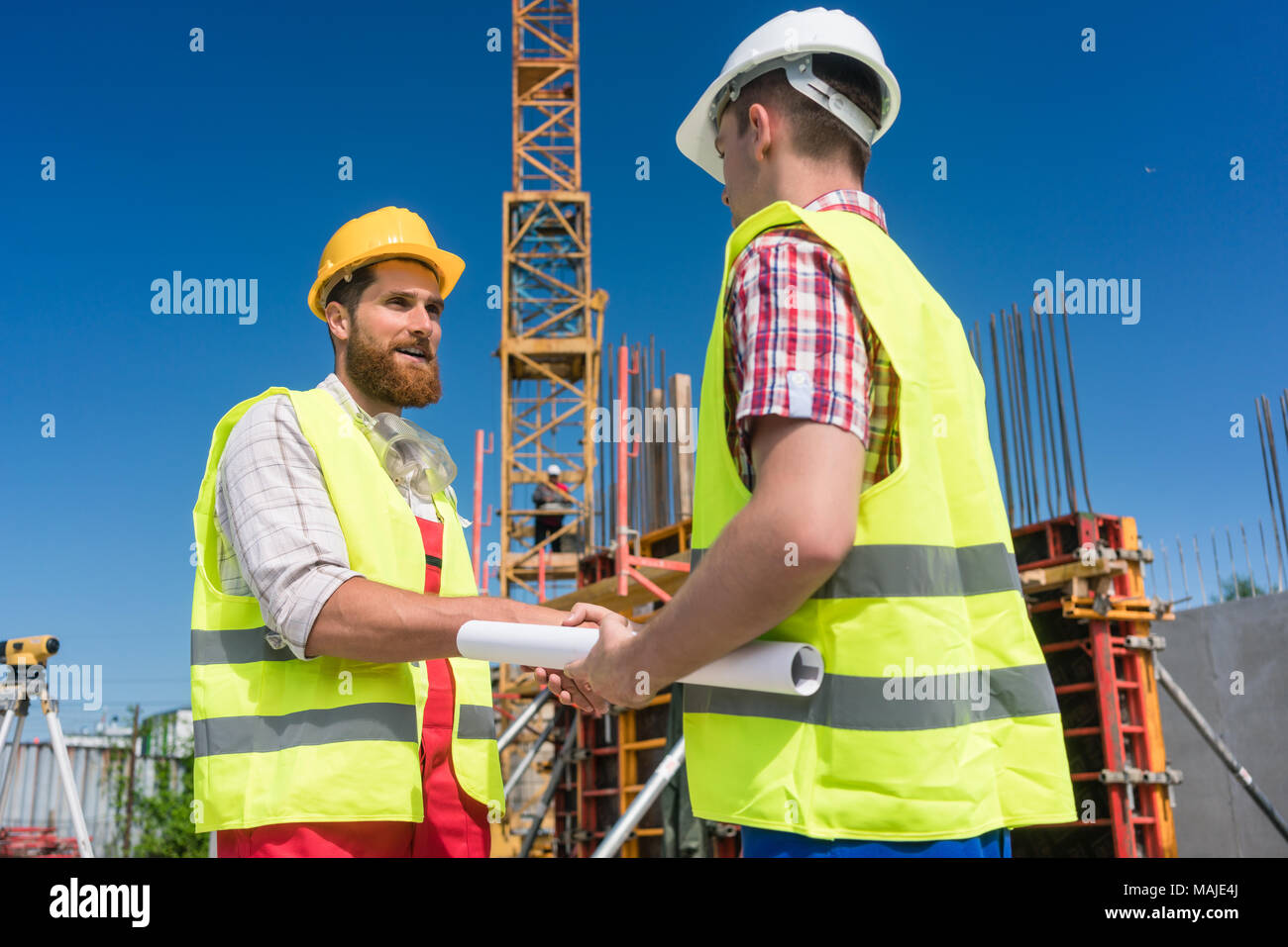 Freundliche Mitarbeiter Schütteln der Hand eines Architekten Stockfoto