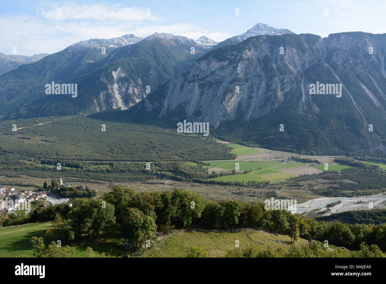 Am Rand des Dorfes von Varen, von der Swiss Wine Trail gesehen, im oberen Rhonetal, Kanton Wallis, Schweiz. Stockfoto