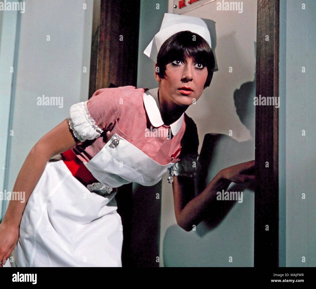 ANITA HARRIS englische Sängerin und Schauspielerin wie die Krankenschwester Clarke auf Arzt (1967) Stockfoto