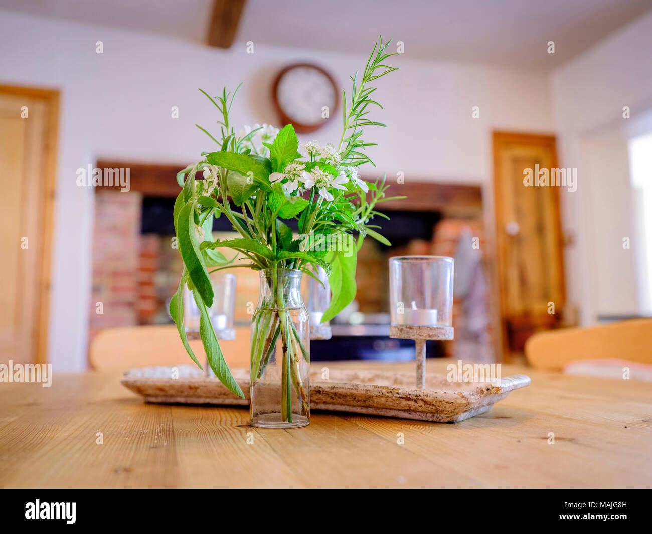 Home-grown Blumen auf einem Küchentisch in einem Sommer Küche. Stockfoto