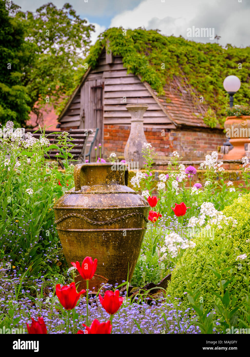 Alte urne mit blumen Stockfotos und bilder Kaufen Alamy