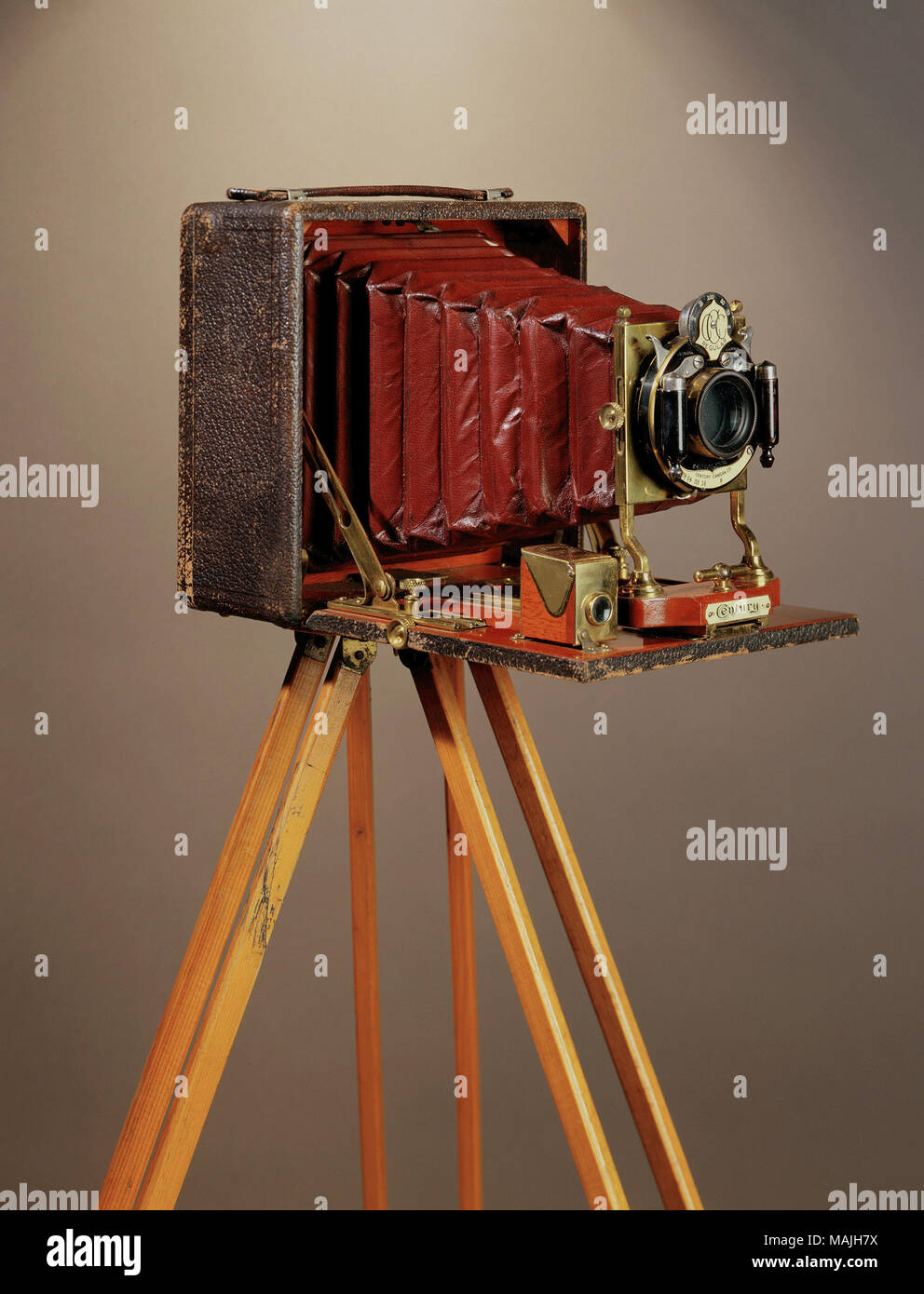 Holz- kamera Stativ mit Metallbügel und Filz, die Plattform von Rochester  Optical Co Titel: Kamerastativ von Rochester Optical Co. ca. 1900.  Rochester Optical Co Stockfotografie - Alamy