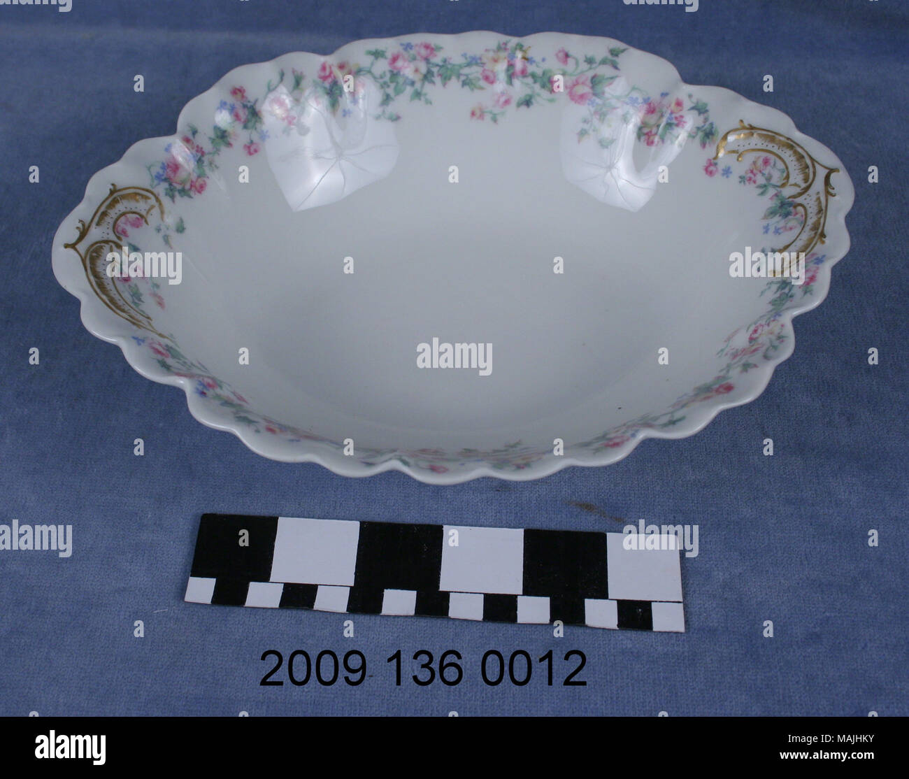 Oval Keramik Schüssel mit floralen patterm von Haviland und durch Mermod & Jaccard Jewlry Co Titel verkauft: Oval Keramik Schüssel. 1905. Haviland Stockfoto