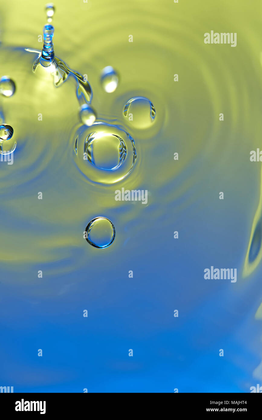 Abstrakte klares Wasser Hintergrund. Flüssige Blasen an der Wasseroberfläche Stockfoto