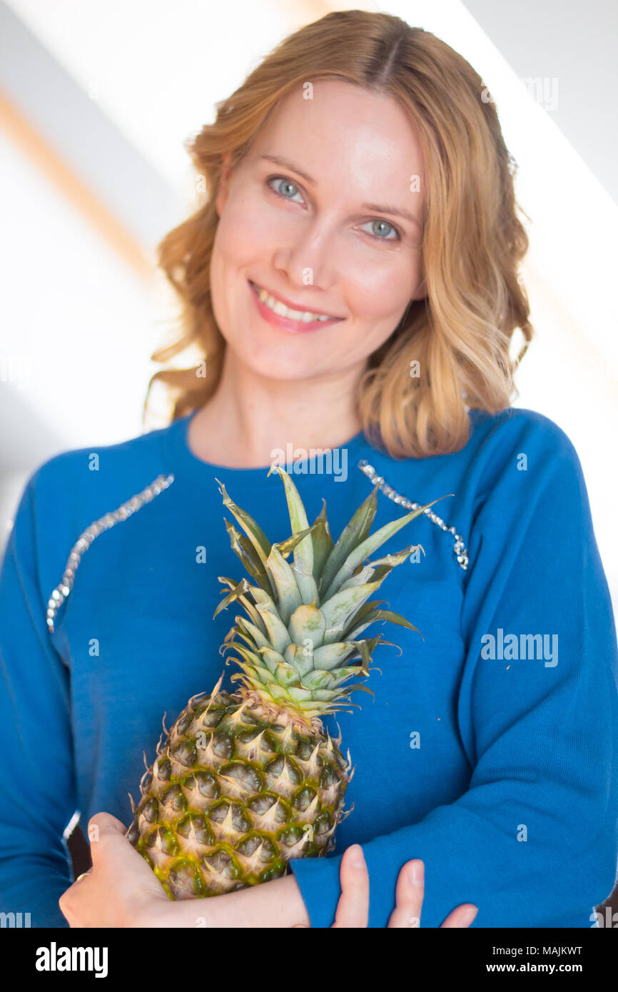 Frau Holding Ananas Stockfoto