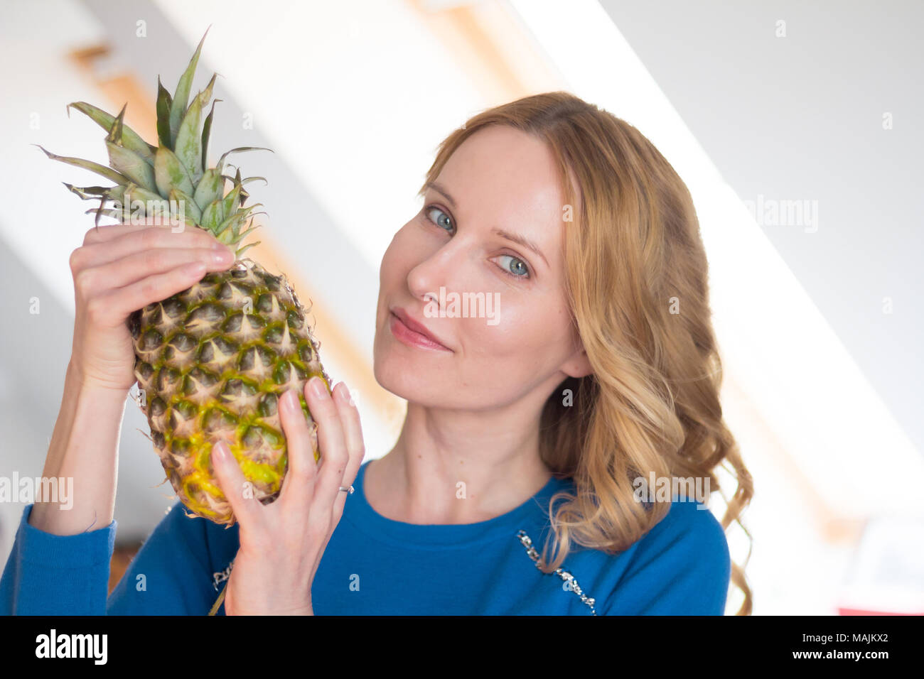 Frau Holding Ananas Stockfoto