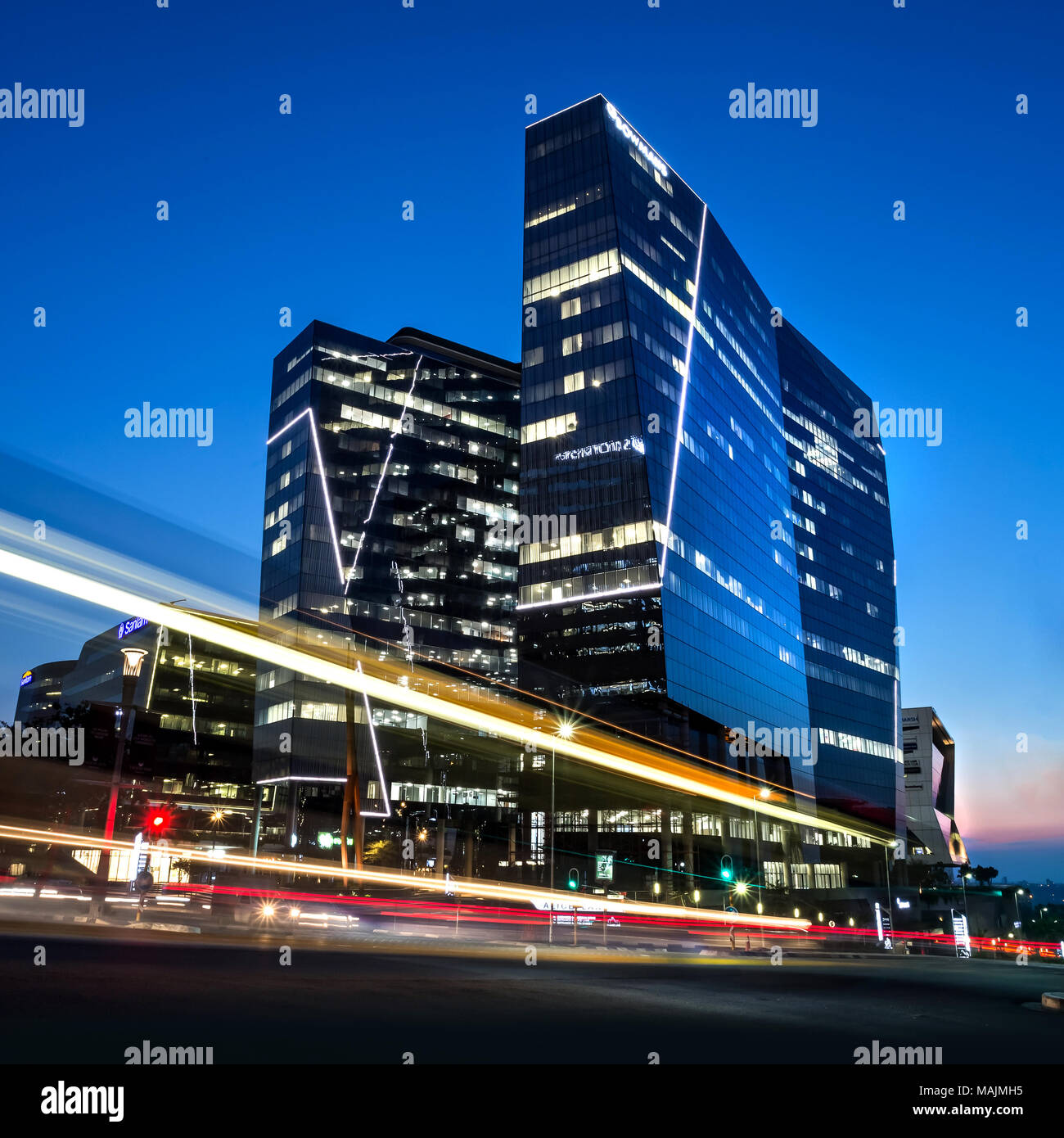 Johannesburg, Südafrika, März 29-2018: Besetzt Straße der Stadt mit modernen Gebäuden in der Skyline. Lange Exposition der Straße der Stadt. Stockfoto