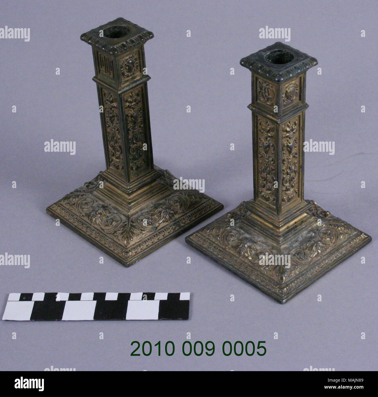 Veiled Prophet goldfarbenem Metall Kerzenständer. Satz von zwei. Weinstock blättern und Blatt Motiv Design. Titel: Veiled Prophet Metall Kerzenständer. 1909. Stockfoto Veiled Prophet goldfarbenem Metall Kerzenständer. Satz von zwei. Weinstock blättern und Blatt Motiv Design. Titel: Veiled Prophet Metall Kerzenständer. 1909. Stockfoto