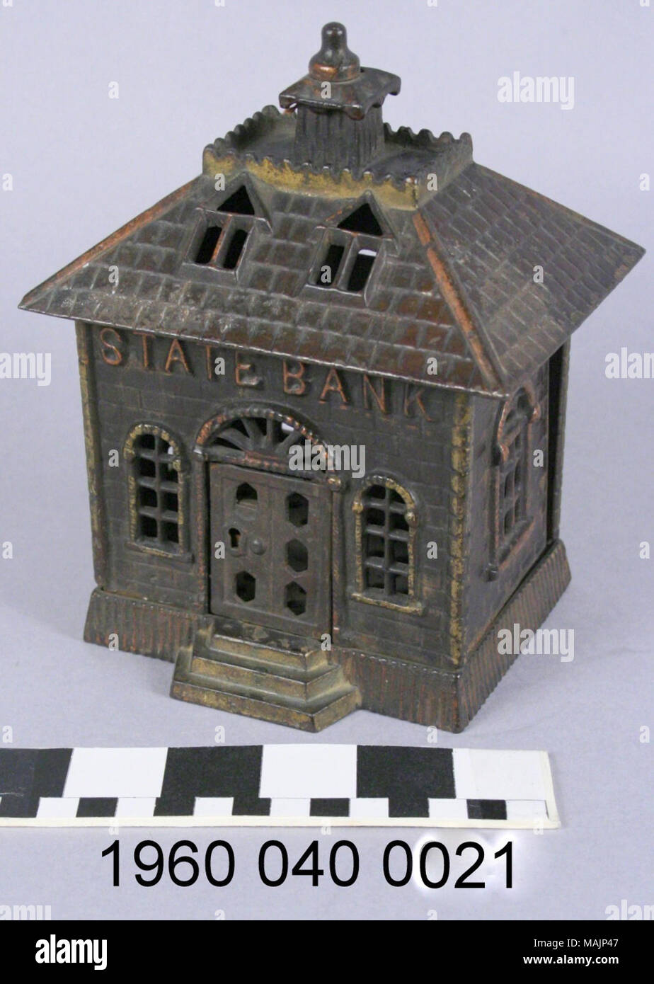 Girl's Tan Baumwolle Pikee Kleid mit roten Streifen von Caroline Doering Stupp für ihre Tochter, Louise Stupp. Titel: Tan Baumwolle Kleid von Louise Stupp. zwischen 1893 und 1895. Caroline Stupp Stockfoto