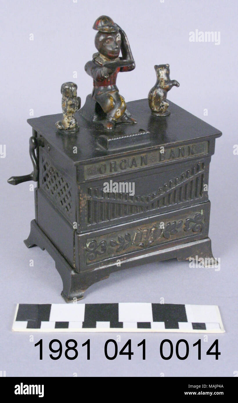 Gusseisen mechanische Bank in der Form eines Organs mit einem Affe, Hund und Katze auf. Um eine Einzahlung zu machen, eine Münze auf das Tablett in der Hand des Affen platziert; der Hebel wird dann der Affe seinen Arm zu senken und die Münze slip lassen Sie Fach führen und in die Bank. Während dies geschieht, den Hund und Katze bewegen gegen den Uhrzeigersinn und Glöckchen klingelt. Durch die Kyser und Rex Firma ca. 1882 hergestellt. Titel: 'Organ Bank" mechanische Coin Bank (Hund und Katze). ca. 1882. Alfred C. Rex (Designer), Louis Kyser (Designer), Kyser und Rex Firma (Hersteller), Stockfoto