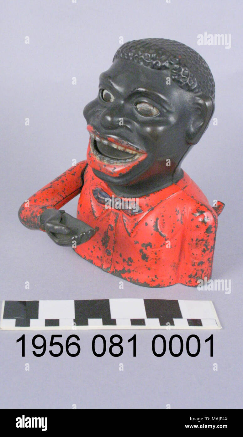 Gusseisen mechanische Bank in der Form einer Büste von einem afrikanischen amerikanischen Mann mit dem roten Hemd und schwarzer Krawatte. Die Bank zu betreiben, eine Münze wird in die Hand der Abbildung platziert und ein Hebel gedrückt, wodurch das Bild seine Augen, als die Hand zu rollen Einlagen die Münze in der Abbildung Mund. Durch die Shepard Hardware Firma ca. 1883 hergestellt. Titel: Afrikanische amerikanische Karikatur mechanische Coin Bank. ca. 1883. Shepard Hardware Unternehmen Stockfoto