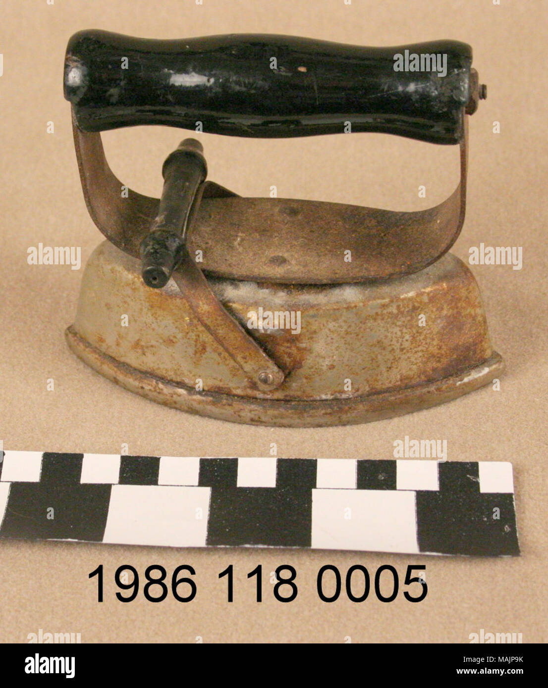 Kleine detachible Sadiron mit Griff. Griff aus Holz, Metall, das die Eisen Abdeckungen angebracht. Titel: Kleine Sadiron mit Detachible handhaben. Vor 1900. Stockfoto