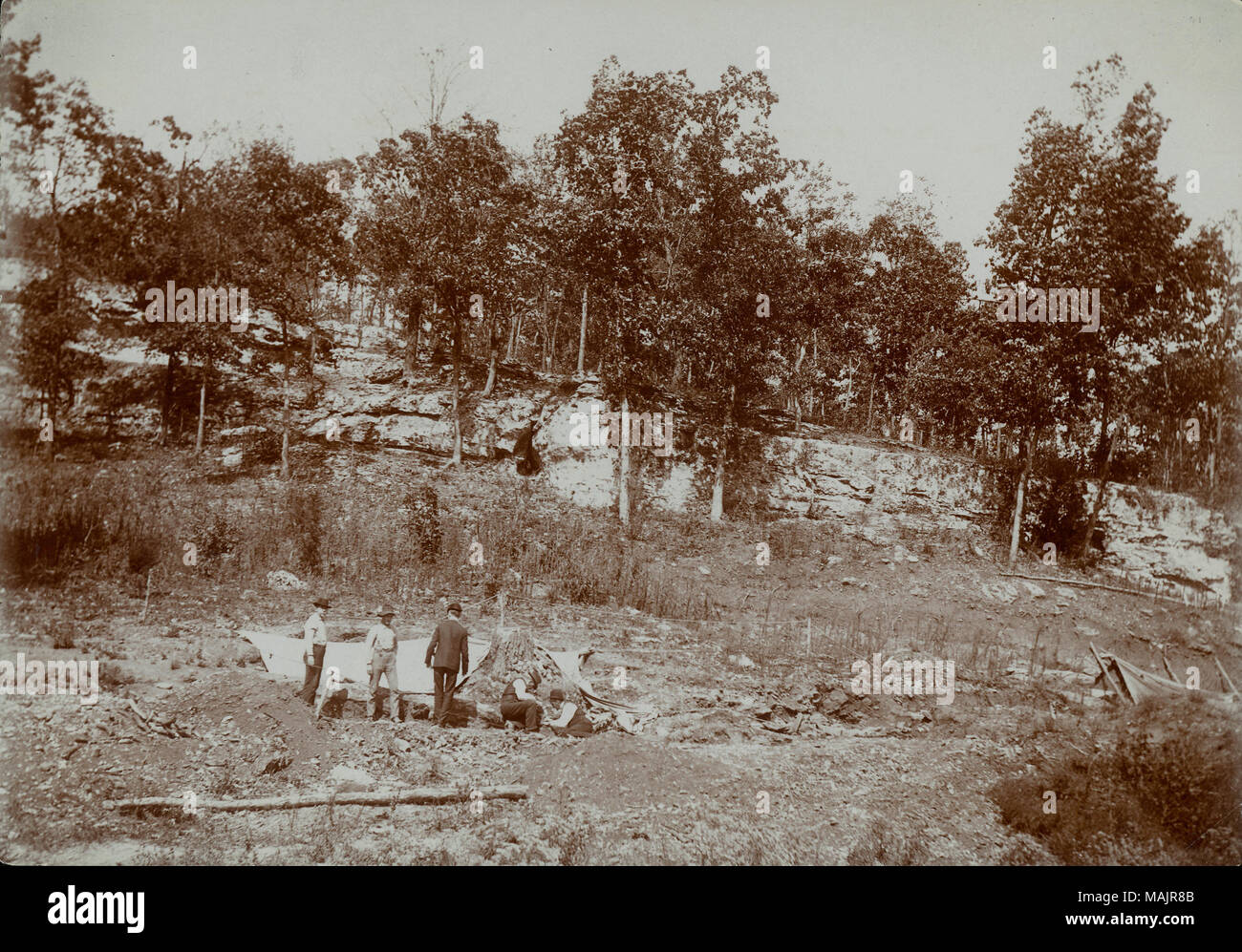 Titel: Allgemeine Ansicht von mastodon Betten an Kimmswick. Nach rechts: C. W. Beehler, Walter Miller, Unbekannt, W. J. Townsend, W. H. Holms Links. September 1901. . September 1901. George Stark Stockfoto