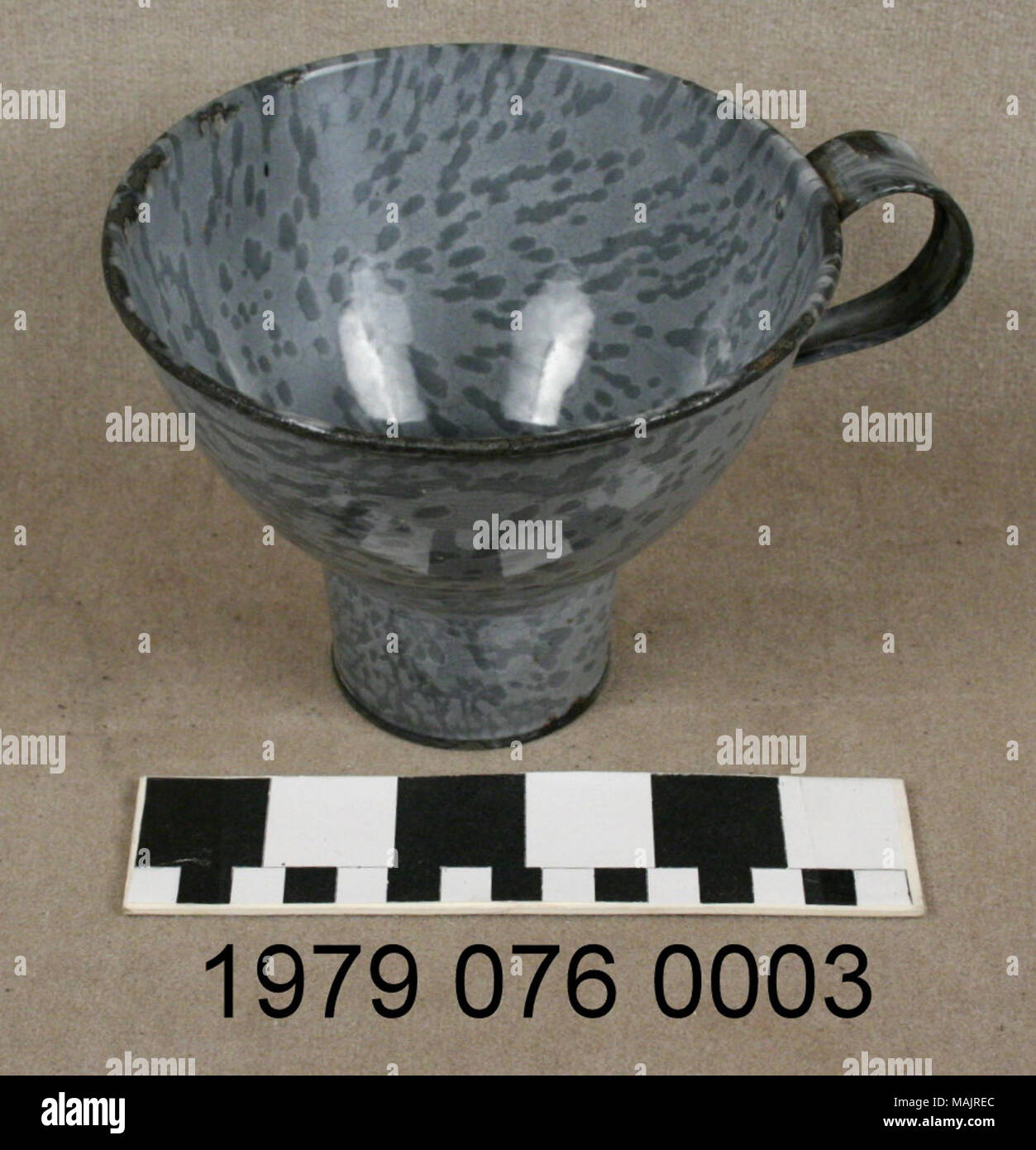 Grau graniteware canning Trichter von Frederick W. Bockhorst's Shop in St. Louis, Missouri, 1900-1907. Titel: Trichter von Frederick William Bockhorst's Shop. zwischen 1900 und 1907. Stockfoto