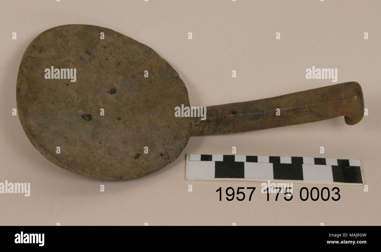 Holz Löffel ist aus einem Stück Holz geschnitzt. Es ist die passende Löffel für die Schüssel (1957 175 0002) in dieser Spende. Titel: Geschnitzte Wurzelholz Löffel. ca. 1820. Stockfoto