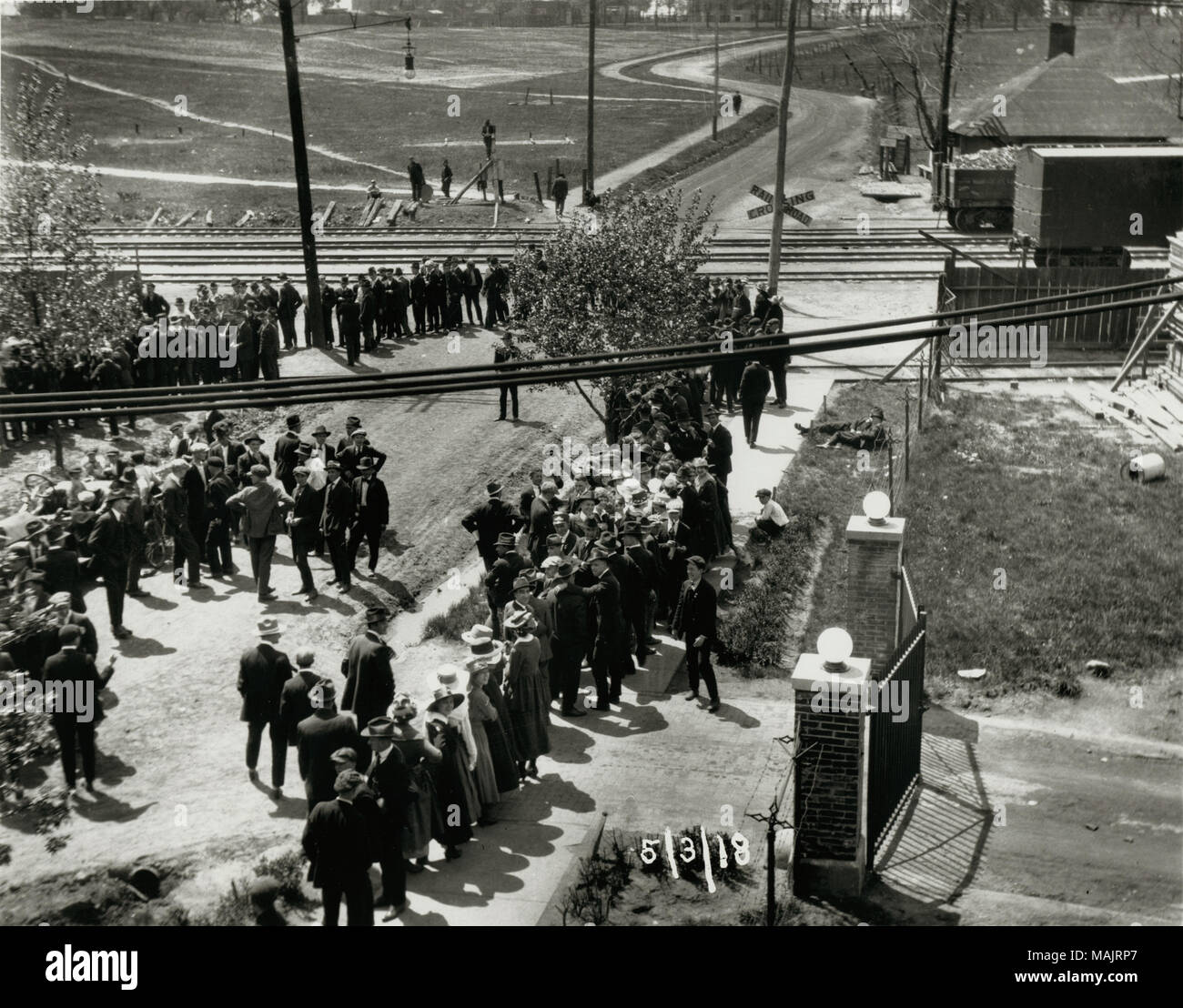 Titel: Wagner Electric Company Streik; Männer und Frauen, die sich in Gruppen gesäumt am Bahnübergang. Mai 3., 1918. . 1918. Stockfoto