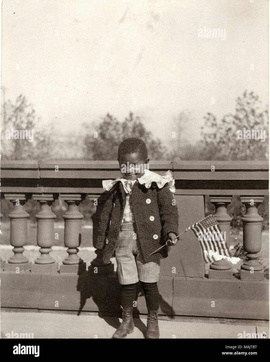 Titel: Kind wehende amerikanische Flagge. . Um 1910. Stockfoto