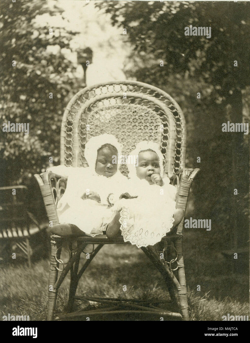 Titel: Zwei afrikanische amerikanische Kinder im korbstuhl. . Um 1910. Stockfoto