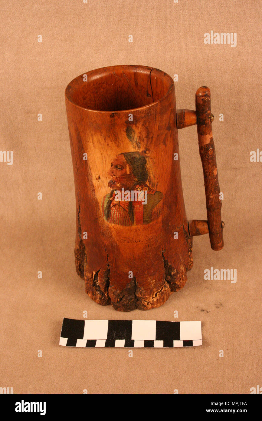 Große hölzerne handgefertigte Stein hat eine Farbe Transfer von ein Indianer auf einer Seite. Es ist ein Souvenir aus dem World's Fair 1904. Titel: Große Holz- Stein mit Farbe Transfer eines Indianers. 1904. Stockfoto