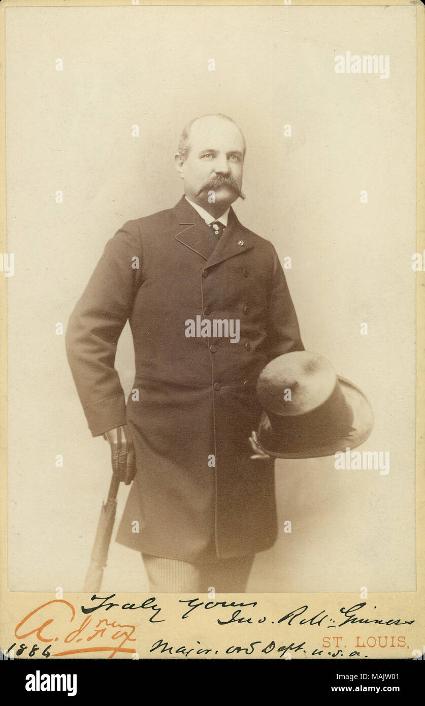 Fast in voller Länge Porträt von John R. McGinniss in Anzug und mit einem Hut in der rechten Hand und einen Regenschirm in seiner linken Hand. "Grüßen Jno. R McGinniss 1886 Major und ord. U.S.A.' (Abbildung unten) geschrieben. "A. J." und "T. LOUIS' (Abbildung unten). Titel: John R. McGinniss, die wichtigsten Verordnungen, US-Armee. . Dezember 1886. A.J. Fox, St. Louis Stockfoto