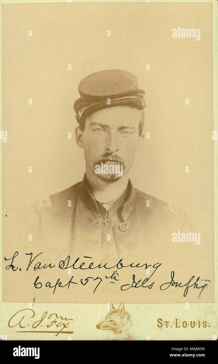 Büste Portrait von Linas Van Steenburg tragen einen Feldhäcksler Gap und einheitliche, und nach vorn zeigen. "L. Van Steenburg Capt 57 Abb. Infty" (auf der Unterseite des Bildes geschrieben). "A.J. Fox" und "T. LOUIS' (Abbildung unten). Titel: Linas Van Steenburg, Kapitän, 57 Illinois Infanterie (Union). . Zwischen 1861 und 1865. A.J. Fox, St. Louis Stockfoto