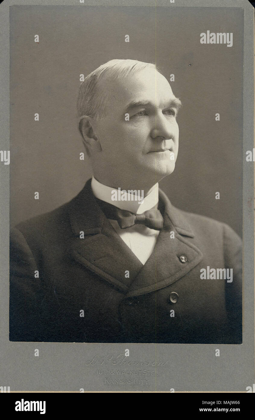 Büste Portrait von William Davis Foster in Anzug und Fliege, mit dem Kopf nach rechts gedreht. 'D. S. Thomson' und '10TH & WALNUSS STS., KANSAS CITY." (Abbildung unten). Titel: William Davis Foster, Assistant Surgeon, 7 Kavallerie, Missouri Volunteers (Union). . Ca. 1890. - Dp Thomson, Kansas City Stockfoto