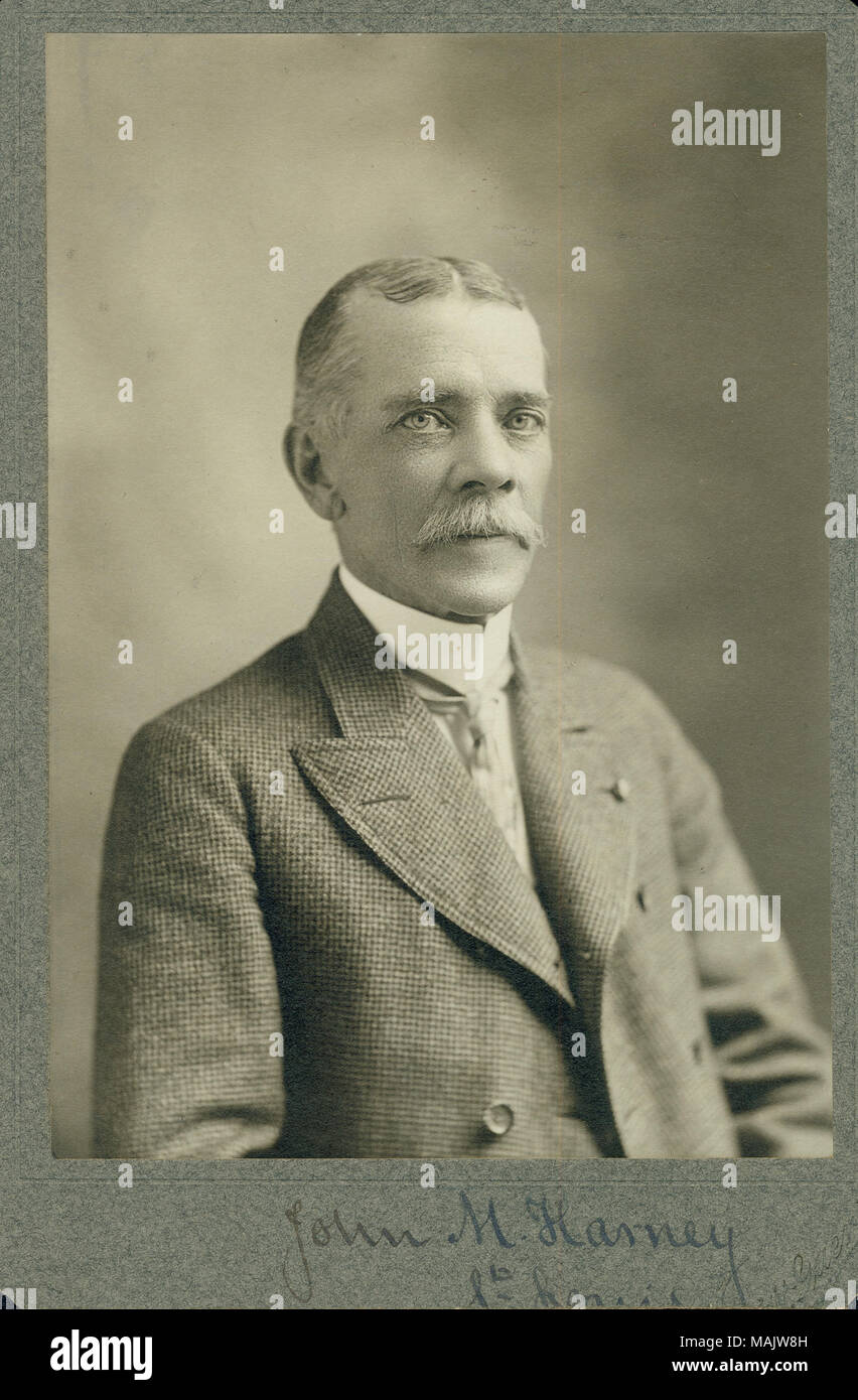 Fast die Hälfte - Länge Portrait von John M. Harney trägt einen Tweedanzug und leicht nach rechts gedreht. 'John M Harney [unleserlich]' (Abbildung unten) geschrieben. "F.W. Guerin" (Abbildung unten). Titel: John M. Harney, die durch Vererbung (Union). . Ca. 1900. F.W. Guerin, St. Louis Stockfoto