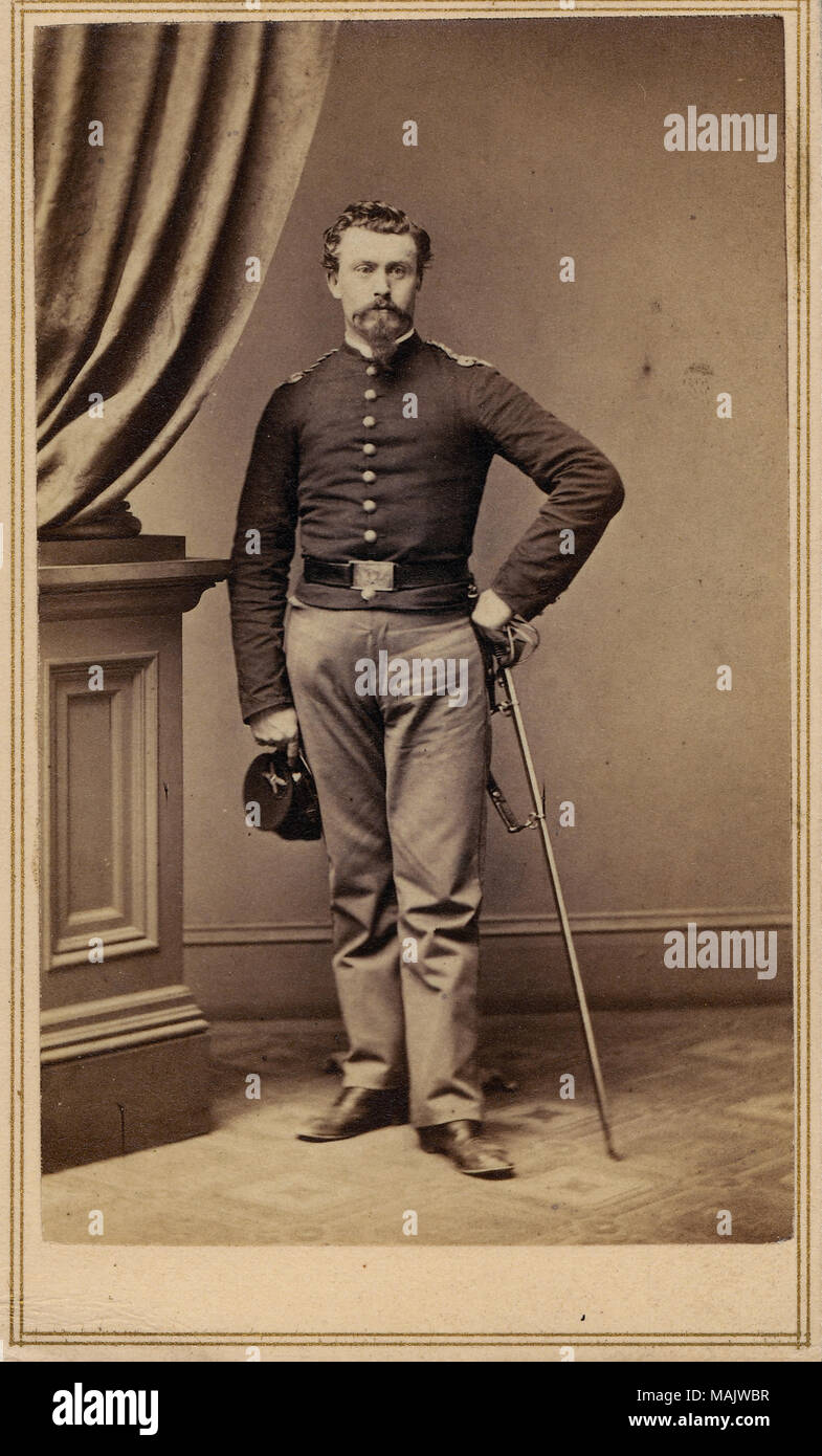 In voller Länge Porträt eines Mannes in Uniform mit einem Schwert. ' 1. lieut. Wendelin Meyer Comp 'C' 1 Mo. Artillerie Bde. 1862.' (im folgenden Bild auf Album Seite geschrieben). Es gibt auch ein Foto von Meyer's Batterie Kommandant, Kapitän Mann im Album. Batterie C, 1 Missouri Leichte Artillerie Freiwilligen war auch bekannt als Mann's Batterie (Hewitt, 1998). Titel: Wendelin Meyer, 1 Leutnant, Unternehmen C, 1 Missouri Artillerie Freiwillige (Union). . 1862. Stockfoto