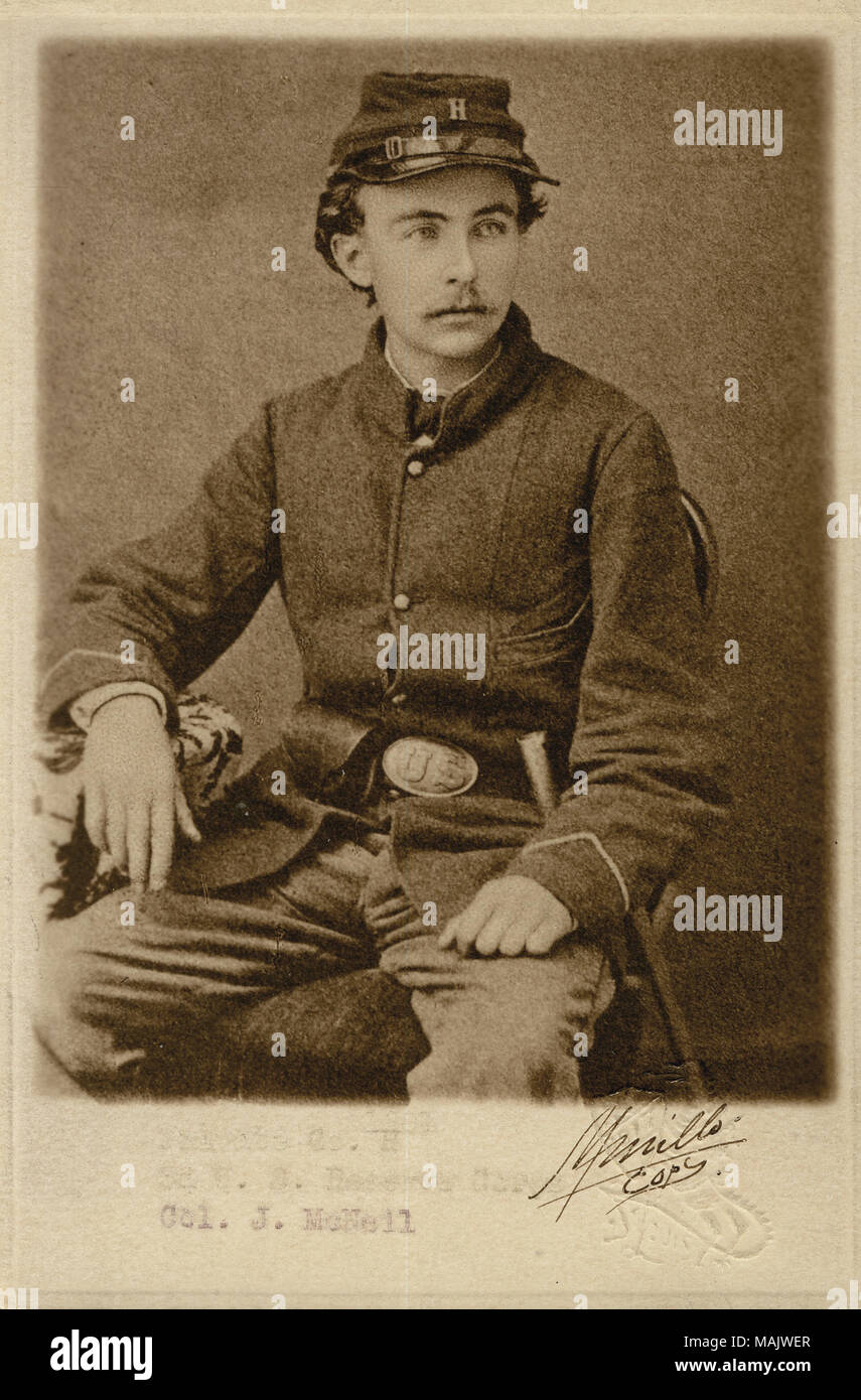 Brustbild einer sitzenden Mann in Uniform mit Hut. "1861 Private Co H3d US Reserve Korps Oberst J. McNeil' (unten Bild eingegeben haben). [Unleserlich] Kopieren.' (Abbildung unten) geschrieben. 'H Hunicke 17 1/2 Jahre Herman Hunicke (Bürgerkrieg) 17 1/2 Jahre Private Co H3d US-Reserve Korps von Liberty Central Trust Co.' (vertikal auf der Rückseite des Bildes geschrieben). "Geschenk von Frau H. M. Whelpley' (auf der Rückseite des Bildes geschrieben). Im Alter von 17 1/2 Jahre alt, Pvt. Hunicke war Mitglied der Co.H 3 US-Rückstellungen, die im Camp Jackson Affäre beteiligt war (Rombauer 1909: 449). Nach der Behandlung Stockfoto