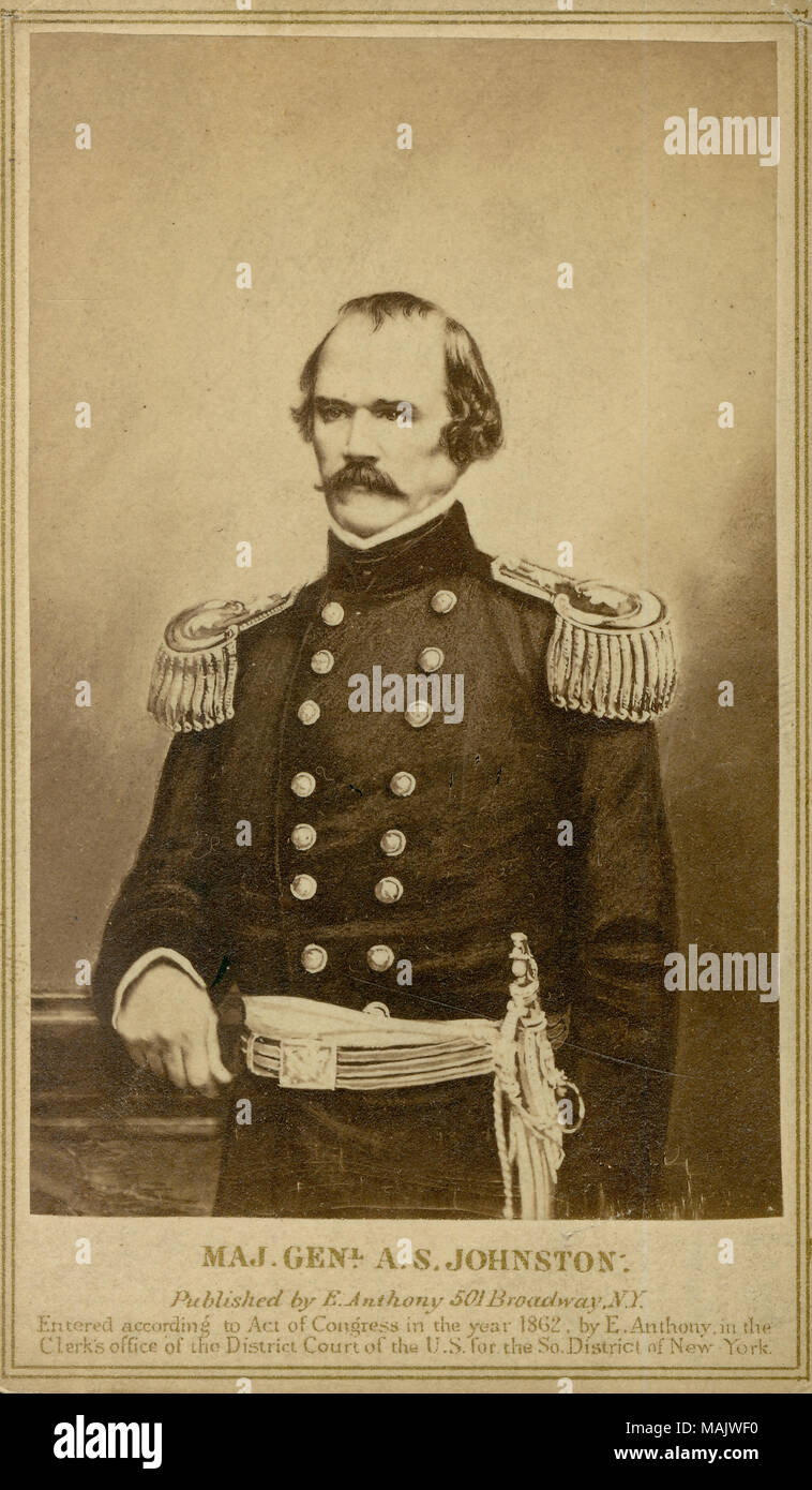 Brustbild eines Mannes in Uniform mit einem Schwert. Bin AJ. GENL. A. S. JOHNSTON.' (Abbildung unten). "A. S. Johnston' (vertikal auf der Rückseite des Bildes geschrieben). Titel: Albert Sidney Johnston, Major General (Verbündete). . Zwischen 1861 und 1865. E. Anthony, New York Stockfoto