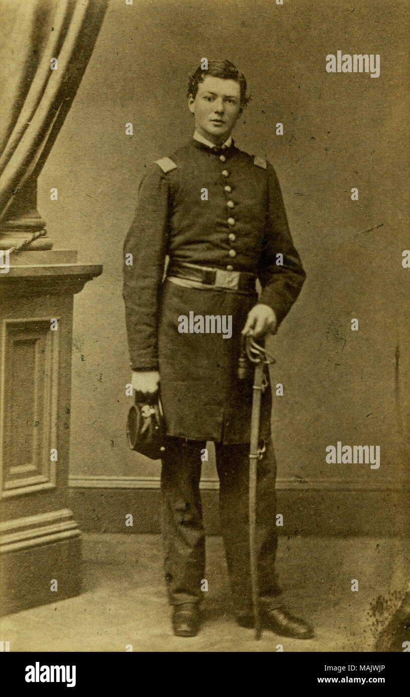 In voller Länge Porträt eines Mannes in Uniform Holding ein Schwert und einen Hut. "Eugene F. Weigel Adjt. 82 d Abb. Vol. Inf. 1862.' (Abbildung unten) geschrieben. "Geschenk von Frau Anna M. Prutarius.' (auf der Rückseite). Eugene Weigel war die Adjutanten und später Kapitän in der 82Nd Illinois Volunteer Infantry Regiment (digital Soldat records). Titel: Eugene F. Weigel, Kapitän, 82nd Illinois Volunteer Infantry Regiment (Union). . 1862. Scherer Fotoatelier, St. Louis Stockfoto