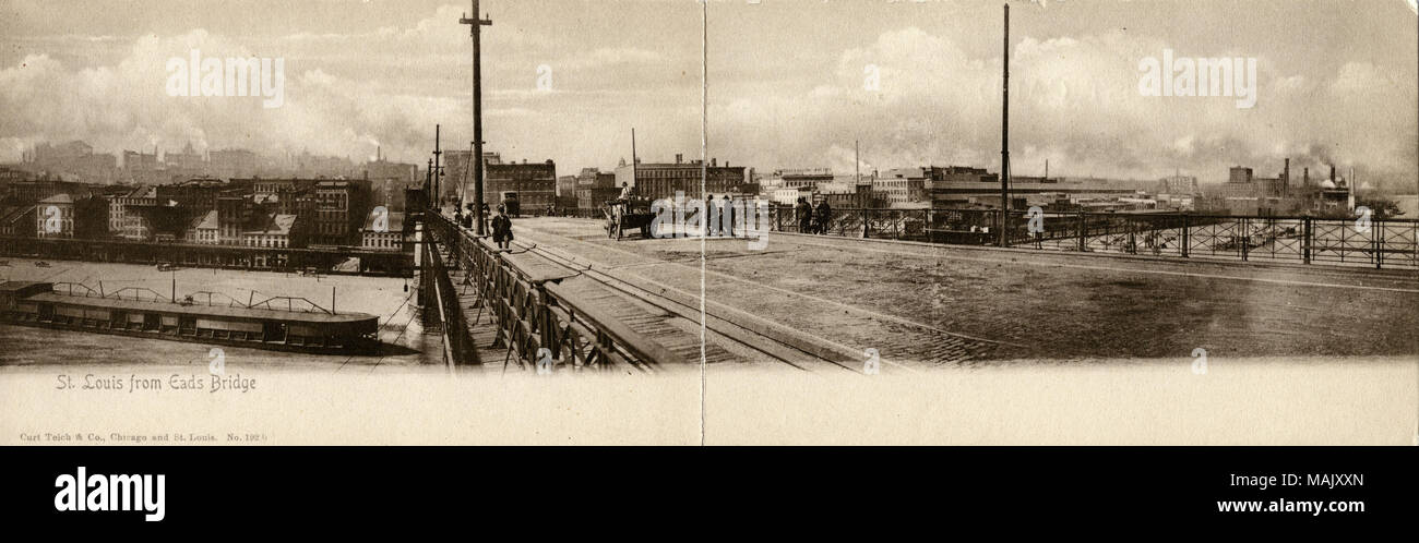 T'S. Louis von Eads Bridge." Panoramablick auf die Postkarte auf der Oberseite des Eads Bridge, mit St. Louis Skyline im Hintergrund. Fußgänger und Fahrzeuge sind auf der Brücke, und ein Boot auf dem Mississippi ist bereit, unter der Brücke zu gehen. Kommerzielle Gebäude dominieren südlich der Brücke, und auf der rechten Seite. Titel: 'St. Louis von Eads Bridge." Panoramablick auf die Postkarte auf der Oberseite des Eads Bridge, mit St. Louis Skyline im Hintergrund. . Ca. 1909. Curt Teich & Co. Stockfoto