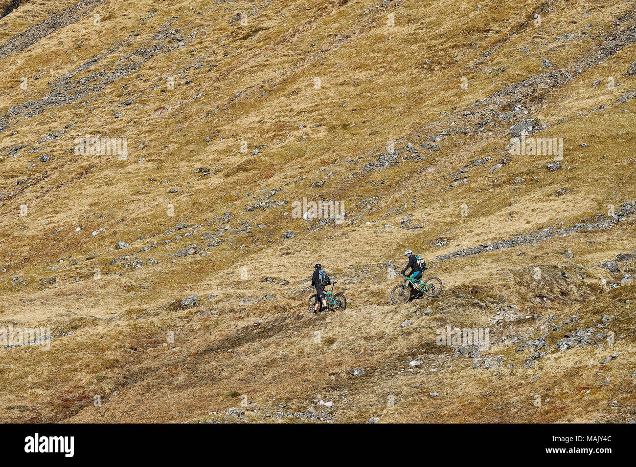 Paar auf Berg Radfahren verfolgen Stockfoto