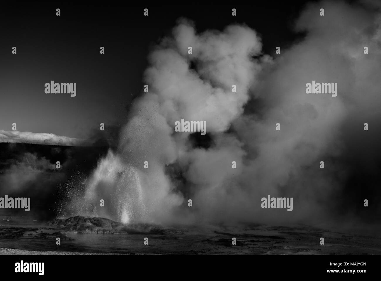 Schwarz und Weiß, Geysire ausbrechenden mit Schwaden von Wasserdampf. Stockfoto