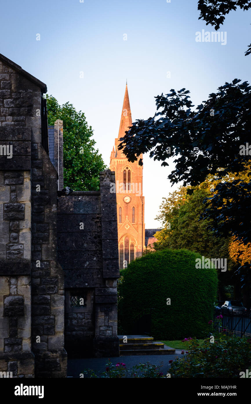 Windsor: Heilige Dreifaltigkeit Garnison Kirchturm von St. Edwards R C Kirche gesehen Stockfoto