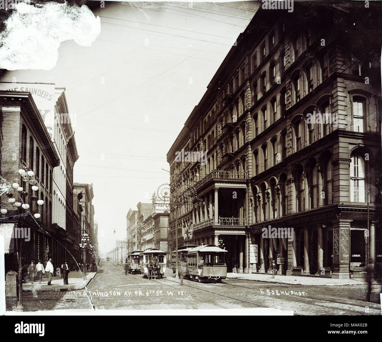 Washington Avenue West von der 6. Straße. Auf der Website der Lindell Hotel, einer der größten Städte Unterkünfte für die Weltmesse, die Grand-Leader Gebäude im Jahr 1906 als neue Heimat für die Stix, Bär, und vollere Department Store, mit 8 Etagen und 60 separate Abteilungen abgeschlossen wurde gebaut. Entworfen von John Lawrence Mauran, der Laden war so modern und fortschrittlich in seinem Design gehagelt. Kaufhäuser im 20. Jahrhundert versuchten, sich selbst als politische Institutionen eher, dass Gewinn orientierten Unternehmen zu etablieren. Um dies zu erreichen und in ihren meist weiblichen Kundschaft anzulocken, Maura Stockfoto
