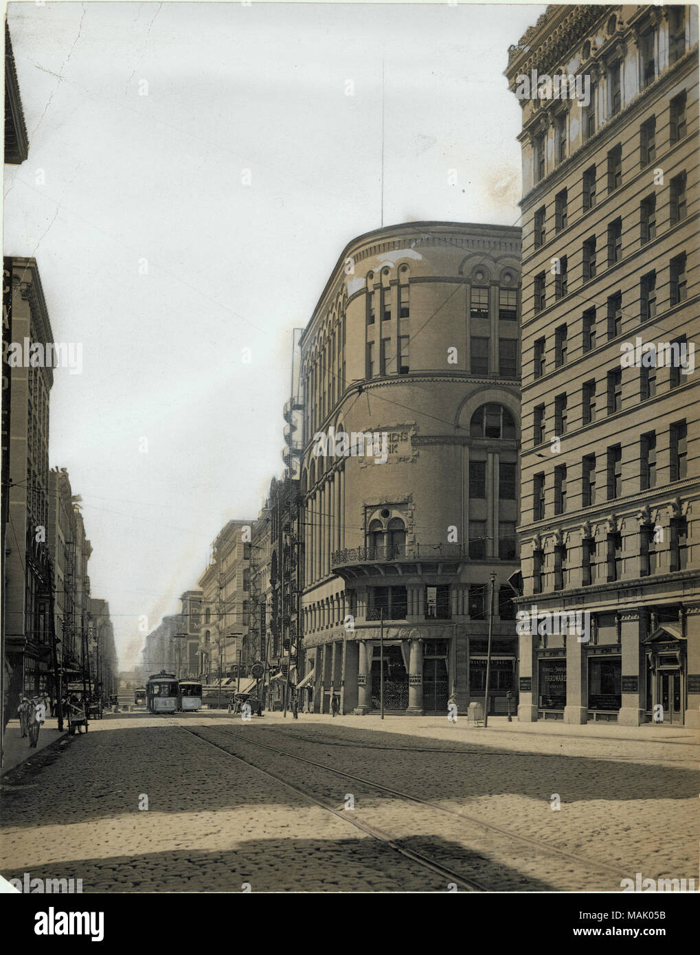 Washington Avenue, Blick nach Westen von der 3rd Street (Memorial Drive), mit der Schiffer Bank dargestellt, an der Kreuzung der Washington und Dritte Straße (Memorial Plaza). Norvell-Shapleigh Hardware Unternehmen ist auch dargestellt. Die Schiffer?s Bank Gebäude, von Eames und Jungen konzipiert, eröffnet am 14. November 1914. Schiffer?s Bank, Missouri?s älteste Bank, war in der Mitte des 19. Jahrhunderts gegründet als Bank für River Boat Arbeiter, die Frequentierten St. Louis. Norvell-Shapleigh Hardware wurde 1843 durch August Shapleigh gegründet. Im Jahre 1900, Shapleigh zurückgezogen, führenden Saunders Norvell zu werden Stockfoto