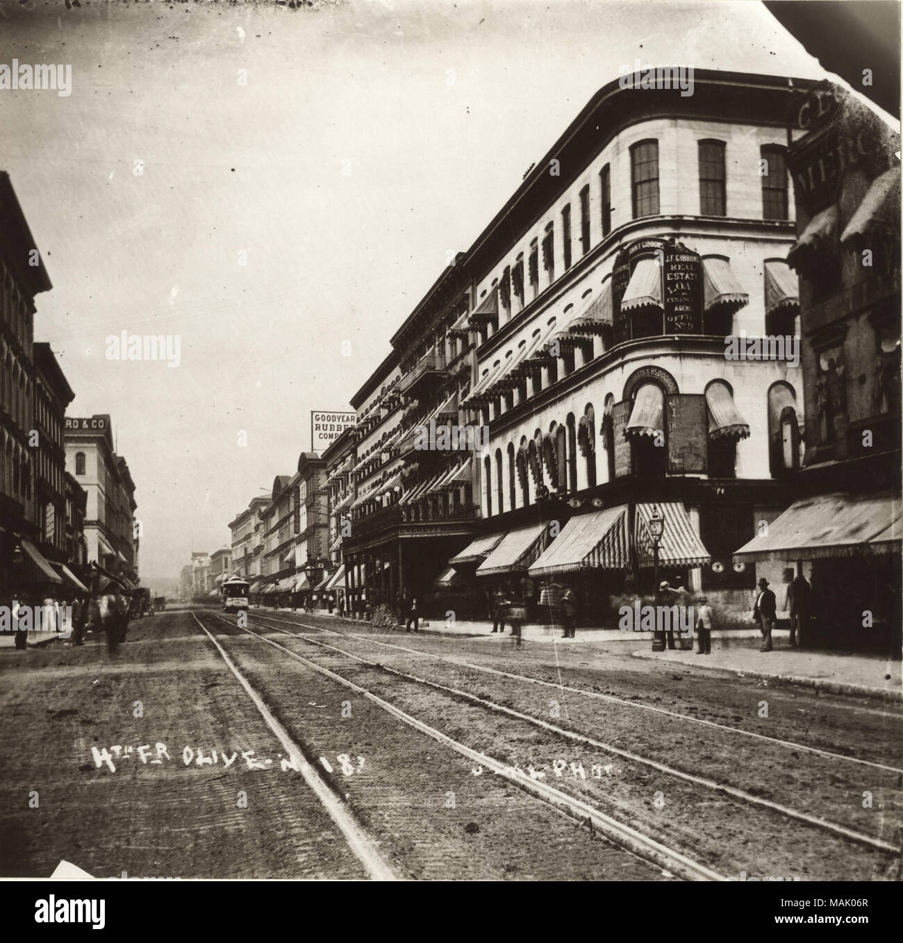 Blick auf die vierte Straße nach Norden in Richtung Olive Street. Zu der Zeit dieses Foto aufgenommen wurde, dem wirtschaftlichen Zentrum der Stadt verschob sich westlich vom Deich. Von 1885 den Bereich von Vier, Fünf und Sechs Straßen begrenzt hatte das Herz von Finanz- und Handelszentrum der Stadt. Titel: Blick auf die vierte Straße nach Norden in Richtung Olive Street. . 1878. Emil Boehl Stockfoto
