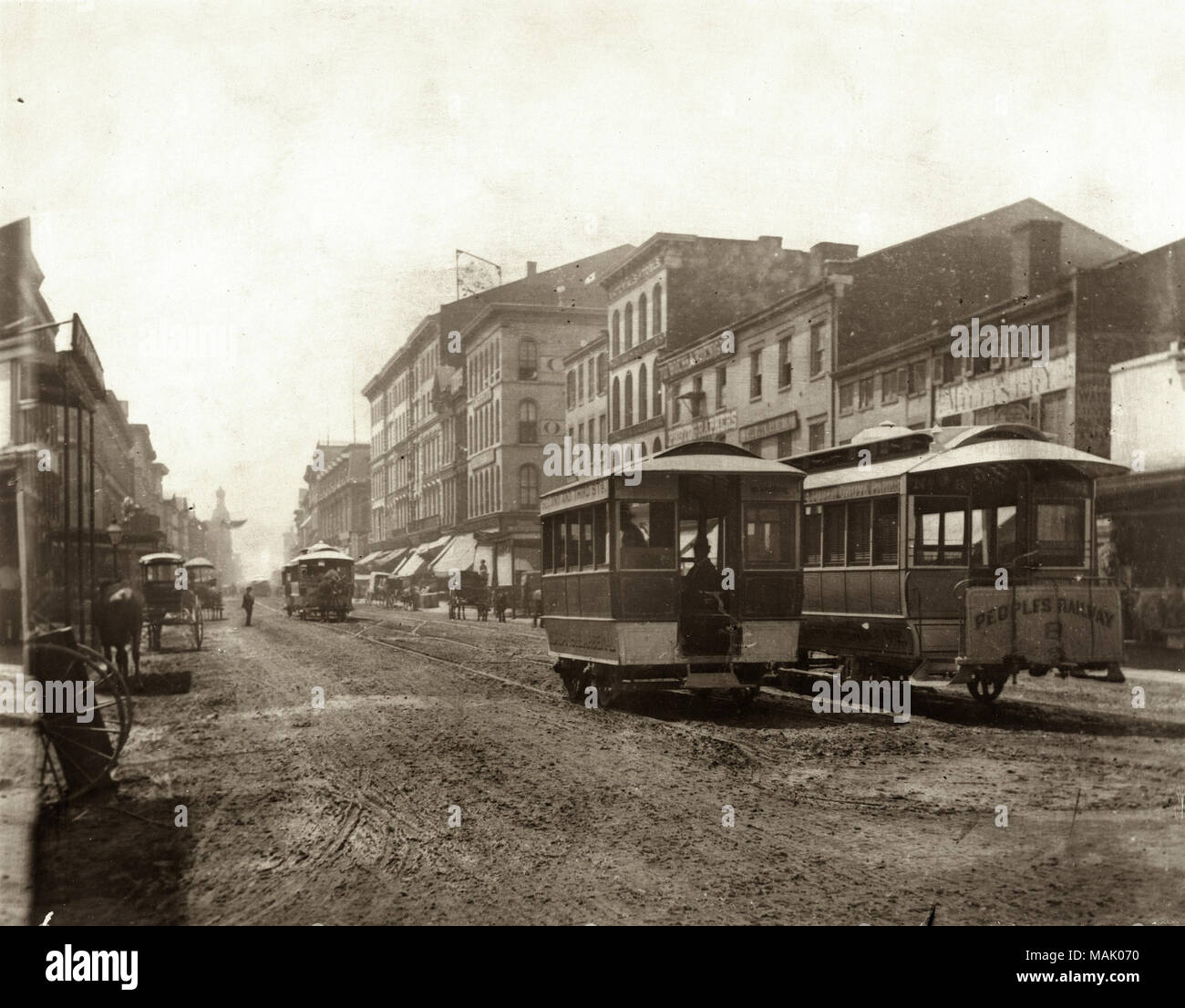 Blick auf die Straßenbahnen fahren auf der Vierten Straße südlich von Morgan Street. Morgan Street wurde auch als Delmar Boulevard bekannt und später als Convention Plaza. Titel: Blick auf die Vierte Straße südlich von Morgan Street. Morgan Street wurde auch als Delmar Boulevard bekannt und später als Convention Plaza. . 1876. Emil Boehl Stockfoto