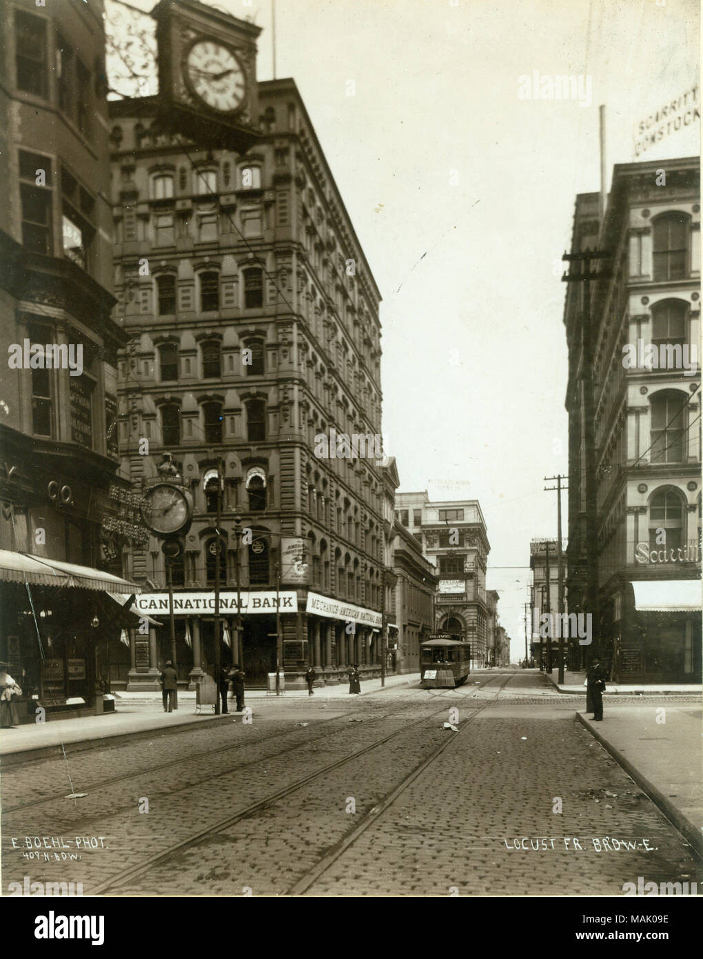 Die Locust Street, östlich bis zur Kreuzung mit der Broadway. Mermod und Jaccard Schmuckladen war an der nordwestlichen Ecke befindet sich in dem Gebäude mit der kunstvollen Uhren. Mermod und Jaccard's war der älteste und am meisten respektierten Juwelier in St. Louis. Es wurde von einem Schweizer Uhrmacher, Louis Jaccard begonnen, in 1829 und in Betrieb war, bis er von Scruggs, Vandervoort und Barney trocken waren Co. im Jahre 1917 erworben wurde. Mechanik American National Bank ist auf der nordöstlichen Ecke. Scarritt-Comstock Möbel Co wird dargestellt, an der südöstlichen Ecke. Titel: Locust Street, östlich bis zur Kreuzung mit der Broadway. . 1895. Stockfoto