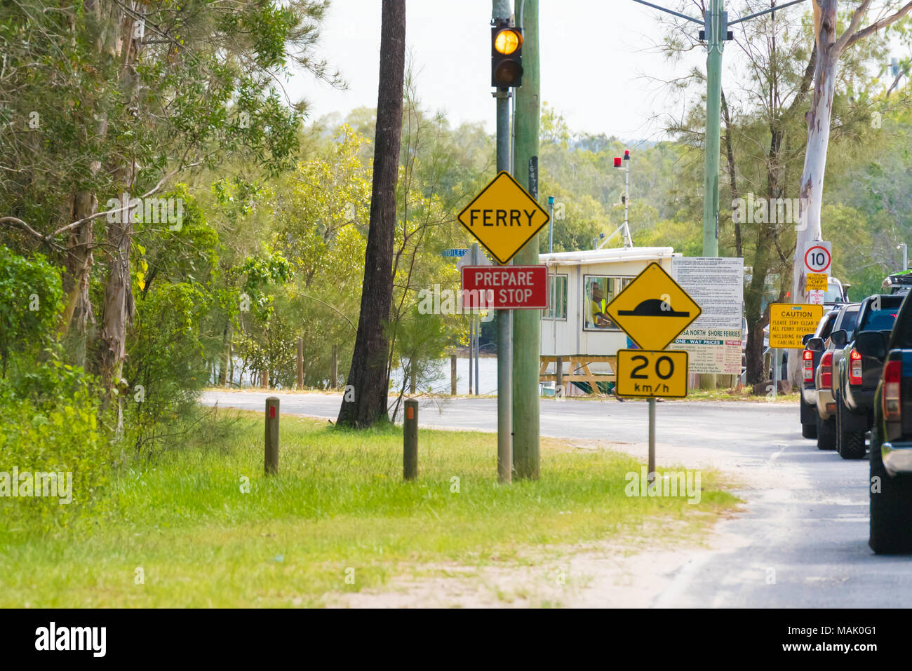 Tewantin, QLD, Australien - 30. Dezember 2017: Warteschlange von 4WD Fahrzeuge in Tewantin Überfahrt mit der Fähre auf der Noosa North Shore in Queensland, Australien. Stockfoto