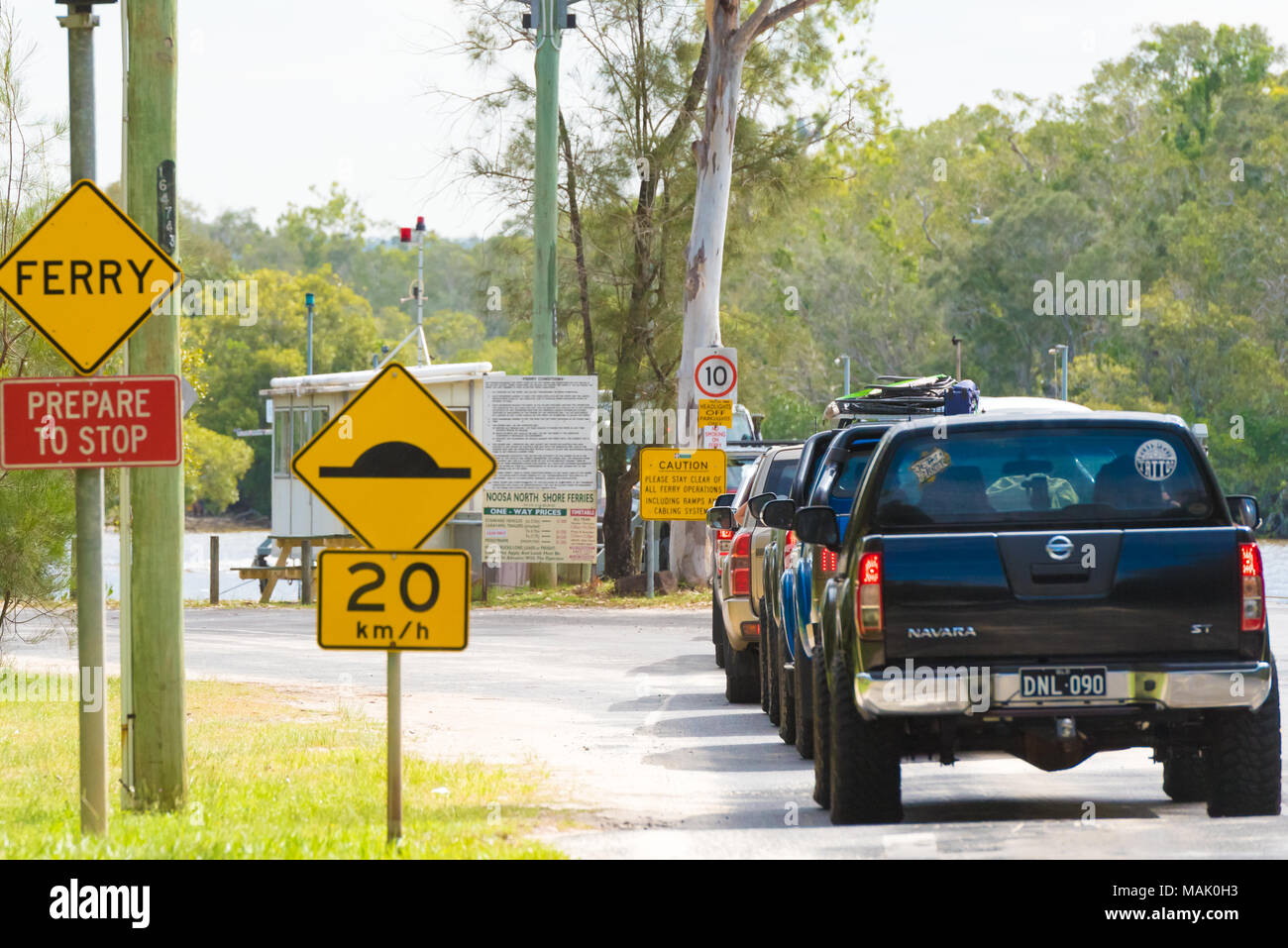 Tewantin, QLD, Australien - 30. Dezember 2017: Warteschlange von 4WD Fahrzeuge in Tewantin Überfahrt mit der Fähre auf der Noosa North Shore in Queensland, Australien. Stockfoto