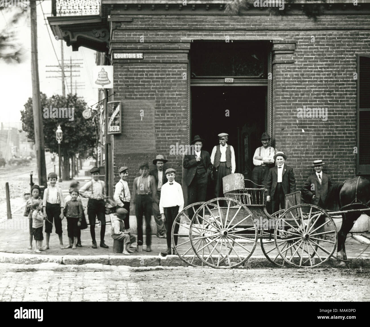 Titel: Gruppe von Männern und Jungen stehen auf dem Bürgersteig bei 100 Courtois Straße. . Ca. 1900. Stockfoto