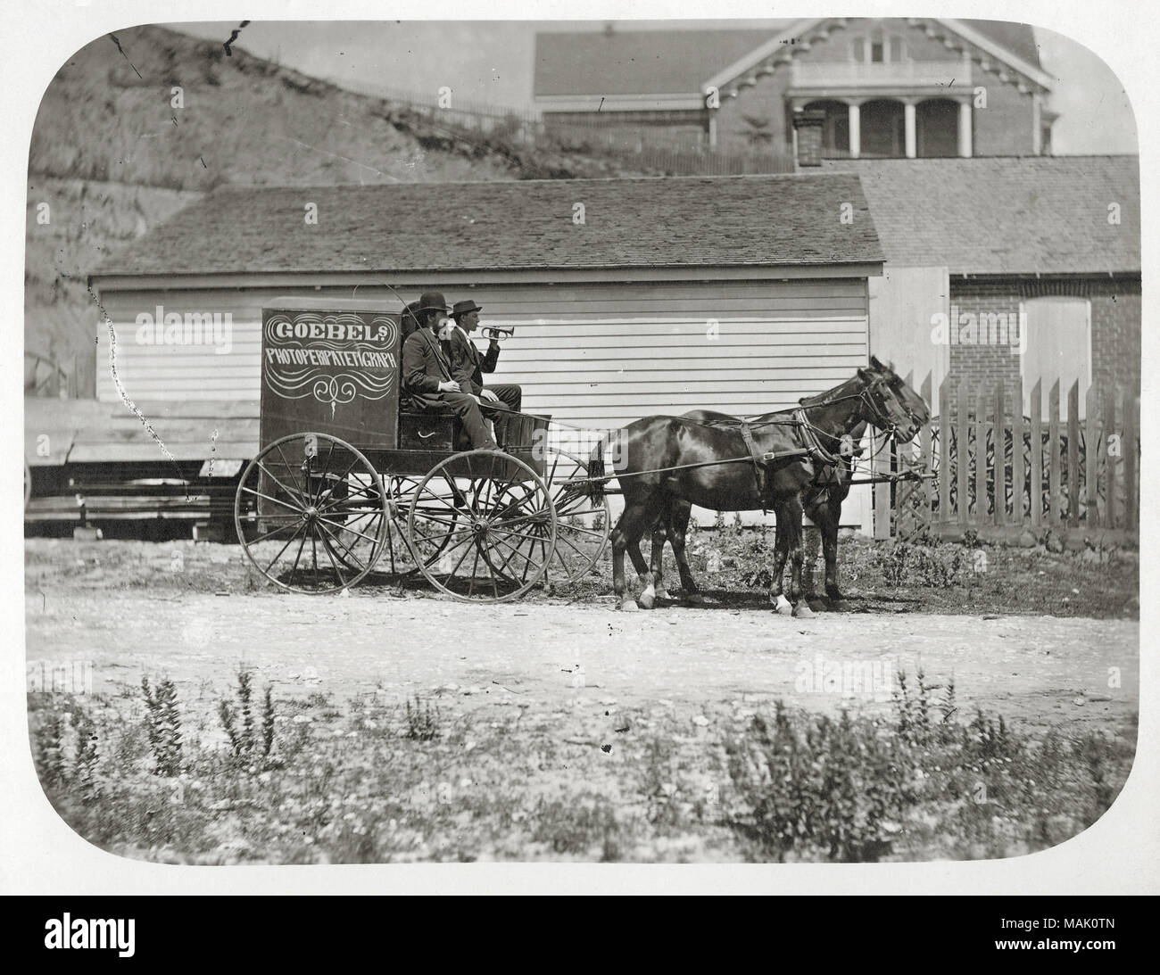 Titel: der Fotograf Rudolf Goebel in seiner Reisen "Photoperipatetigraph" Wagen mit seinem Assistenten weht ein signalhorn in St. Charles, Missouri. . 1881. Rudolph Goebel Stockfoto