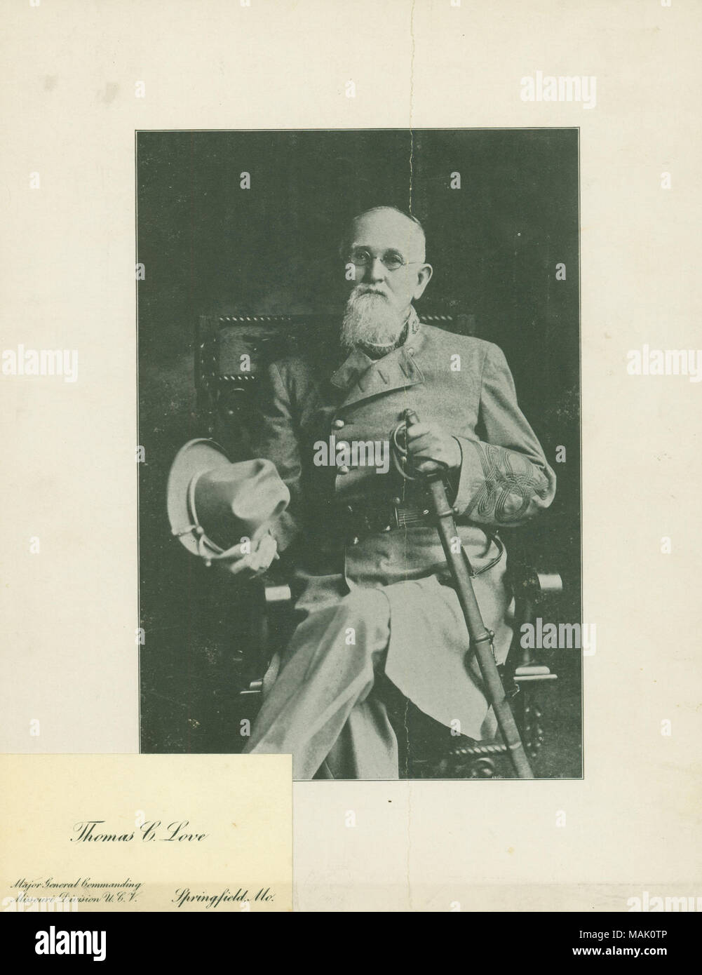 In voller Länge Porträt einer sitzenden Mann in Uniform Holding ein Schwert und Hut. Visitenkarte eingefügt an der Unterseite der Fotographie. 'Thomas C. Liebe Major General Missouri Division U. C.V. Springfield, MO' (auf der Karte gedruckt). "Yours Truly T.C. Liebe' (auf der Rückseite unterschrieben). Thomas C. Liebe ist hier abgebildet in seinem United Confederate Veterans uniform. Während des Krieges war er als Unteroffizier im 1.BATAILLON, Hughlett's Horse serviert. Titel: Thomas C. Liebe, Sergeant (Verbündete). . Zwischen 1861 und 1865. Stockfoto