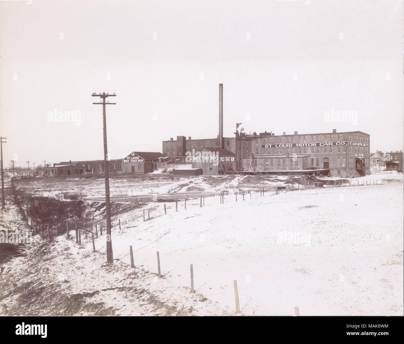 Titel: St. Louis Motor Carriage Company Fabrik, 1211-19 Norden Vandeventer Avenue. Fernsicht. [Zeichen - Rigs, die Laufen]. . 1908. Stockfoto